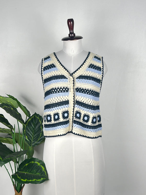 Sleeveless Buttoned Crop Top