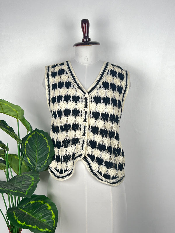 Sleeveless Buttoned Crop Top