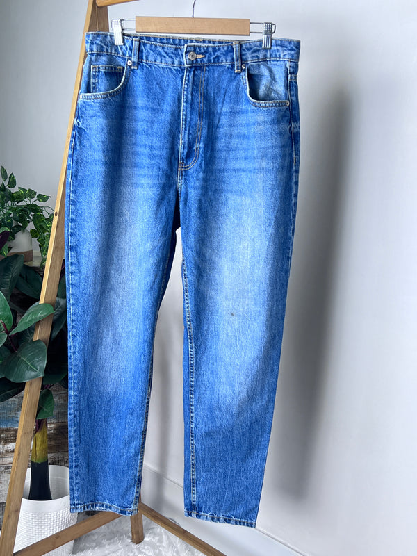 Bershka High-Rise Mom-Fit Jeans