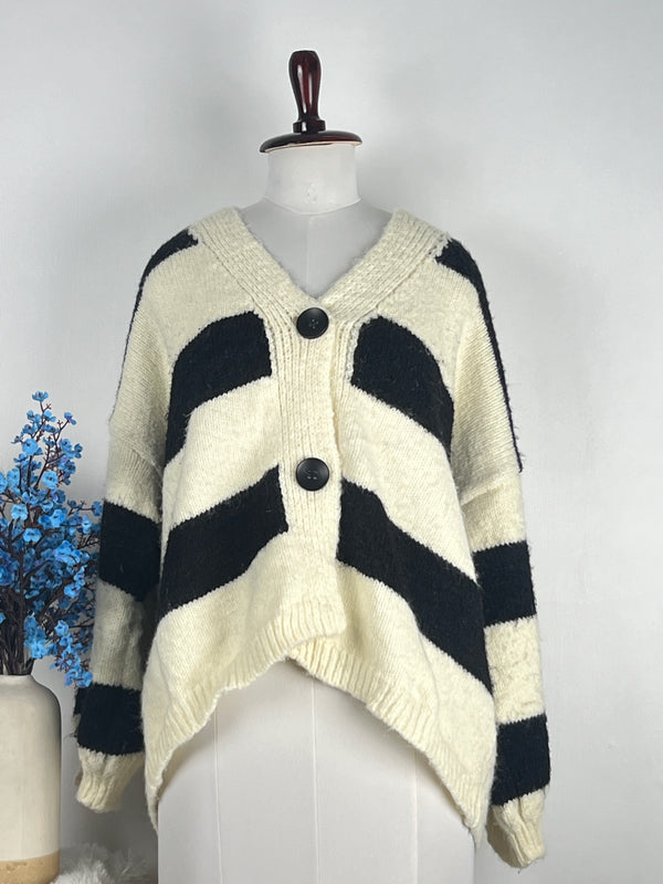 V-Neck White Baggy-Fit Cardigan